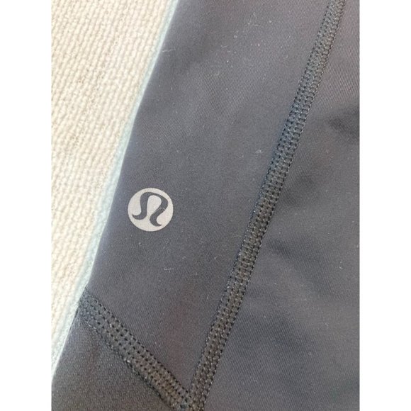 Lululemon Run: Pace Crop-Black. Size 6 - Picture 7 of 8